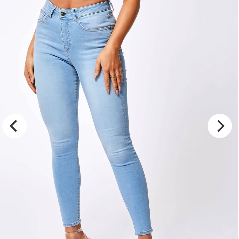 Light wash + high waist skinny Jean